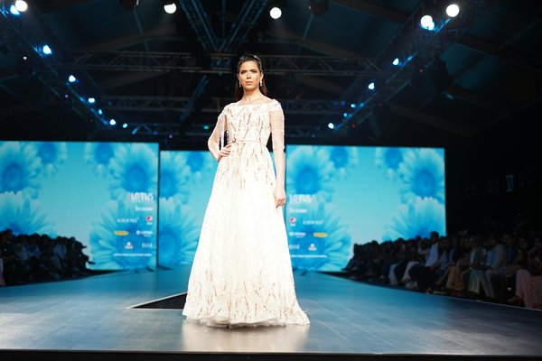 Transform Your London Look: Discover the Allure of Monochrome Elegance and Vibrant Sophistication